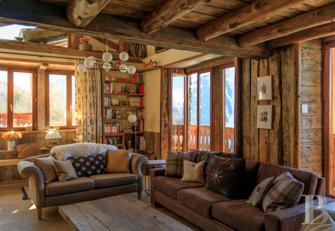 En Savoie, dans un hameau de la vallée de la Tarentaise, un grand chalet traditionnel rénové avec soin - photo  n°13